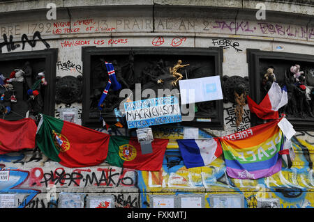 Paris, Frankreich. 15. April 2016. Tausend Kämpfer der die Nuit debout (Nacht steigend) Bewegung am Place De La Republique in Paris. Hunderte von Menschen haben besetzt den Platz zu zeigen, auf den ersten, ihren Widerstand gegen die Arbeitsmarktreformen im Zuge der bundesweiten Demonstration am 31. März stattfand. Bildnachweis: Fausto Marci/Alamy Live-Nachrichten Stockfoto