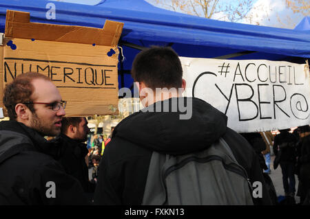 Paris, Frankreich. 15. April 2016. Tausend Kämpfer der die Nuit debout (Nacht steigend) Bewegung am Place De La Republique in Paris. Hunderte von Menschen haben besetzt den Platz zu zeigen, auf den ersten, ihren Widerstand gegen die Arbeitsmarktreformen im Zuge der bundesweiten Demonstration am 31. März stattfand. Bildnachweis: Fausto Marci/Alamy Live-Nachrichten Stockfoto