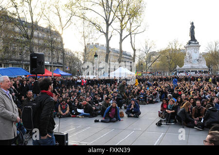 Paris, Frankreich. 15. April 2016. Tausend Kämpfer der die Nuit debout (Nacht steigend) Bewegung am Place De La Republique in Paris. Hunderte von Menschen haben besetzt den Platz zu zeigen, auf den ersten, ihren Widerstand gegen die Arbeitsmarktreformen im Zuge der bundesweiten Demonstration am 31. März stattfand. Bildnachweis: Fausto Marci/Alamy Live-Nachrichten Stockfoto