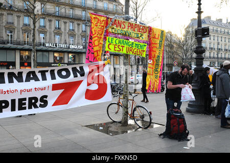 Paris, Frankreich. 15. April 2016. Tausend Kämpfer der die Nuit debout (Nacht steigend) Bewegung am Place De La Republique in Paris. Hunderte von Menschen haben besetzt den Platz zu zeigen, auf den ersten, ihren Widerstand gegen die Arbeitsmarktreformen im Zuge der bundesweiten Demonstration am 31. März stattfand. Bildnachweis: Fausto Marci/Alamy Live-Nachrichten Stockfoto