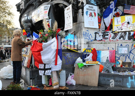 Paris, Frankreich. 15. April 2016. Tausend Kämpfer der die Nuit debout (Nacht steigend) Bewegung am Place De La Republique in Paris. Hunderte von Menschen haben besetzt den Platz zu zeigen, auf den ersten, ihren Widerstand gegen die Arbeitsmarktreformen im Zuge der bundesweiten Demonstration am 31. März stattfand. Bildnachweis: Fausto Marci/Alamy Live-Nachrichten Stockfoto