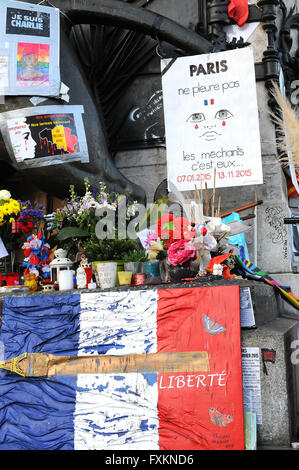 Paris, Frankreich. 15. April 2016. Tausend Kämpfer der die Nuit debout (Nacht steigend) Bewegung am Place De La Republique in Paris. Hunderte von Menschen haben besetzt den Platz zu zeigen, auf den ersten, ihren Widerstand gegen die Arbeitsmarktreformen im Zuge der bundesweiten Demonstration am 31. März stattfand. Bildnachweis: Fausto Marci/Alamy Live-Nachrichten Stockfoto