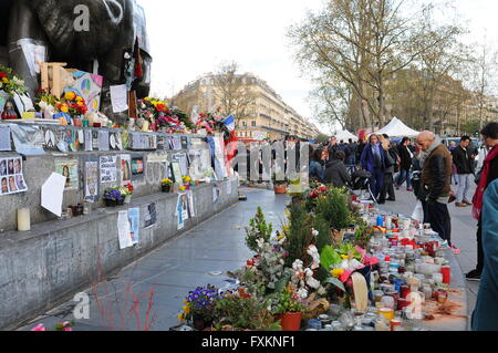 Paris, Frankreich. 15. April 2016. Tausend Kämpfer der die Nuit debout (Nacht steigend) Bewegung am Place De La Republique in Paris. Hunderte von Menschen haben besetzt den Platz zu zeigen, auf den ersten, ihren Widerstand gegen die Arbeitsmarktreformen im Zuge der bundesweiten Demonstration am 31. März stattfand. Bildnachweis: Fausto Marci/Alamy Live-Nachrichten Stockfoto