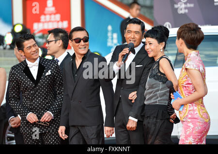 Peking, China. 16. April 2016. Schauspieler Aaron Kwok (1. L), Tony Leung Ka Fai (2 L), Chow Yun Fat (C) und seine Frau Jasmin Tan (2. R) den roten Teppich gehen, da sie die Eröffnungsfeier von der 6. Beijing International Film Festival (BJIFF) in Peking, Hauptstadt von China, 16. April 2016 teilnehmen. Die BJIFF startete Samstag und dauert bis zum 23. April. Bildnachweis: Li Xin/Xinhua/Alamy Live-Nachrichten Stockfoto