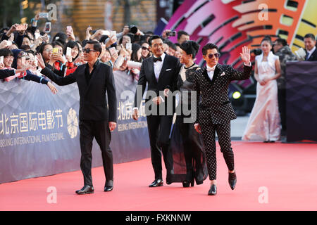 Peking, China. 16. April 2016. Schauspieler Tony Leung Ka Fai (1. L), Aaron Kwok (1. R) und Chow Yun Fat und seine Frau den roten Teppich gehen, da sie die Eröffnungsfeier von der 6. Beijing International Film Festival (BJIFF) in Peking, Hauptstadt von China, 16. April 2016 teilnehmen. Die BJIFF startete Samstag und dauert bis zum 23. April. Bildnachweis: Cai Yang/Xinhua/Alamy Live-Nachrichten Stockfoto