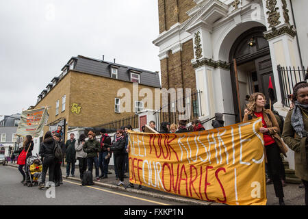 London, UK. 16. April 2016. Aktivisten aus feministischen, antikapitalistische und LGBT-Gruppen halten einen "Reproduktionsrechte" Protest außerhalb St. Francis of Assisi Church in Stratford. Sie protestierten gegen den letzten Einschüchterung von Frauen außerhalb einer Abtreibungsklinik durch kirchliche Abtreibungsgegner und einen vorgeschlagenen Marsch von ihnen von der Kirche nach der Abtreibungsklinik. Bildnachweis: Mark Kerrison/Alamy Live-Nachrichten Stockfoto