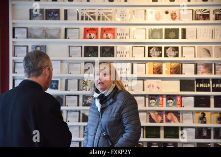 Soho, London, UK. 16. April 2016. Der jährliche Tag der Schallplatte, Rekord Sammler Warteschlange für Sonderveröffentlichungen, Cds und Vinyl. Stockfoto