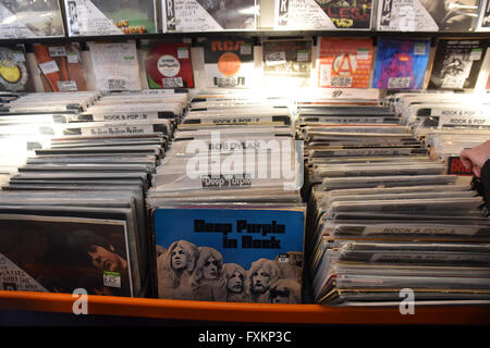 Soho, London, UK. 16. April 2016. Der jährliche Tag der Schallplatte, Rekord Sammler Warteschlange für Sonderveröffentlichungen, Cds und Vinyl. Stockfoto