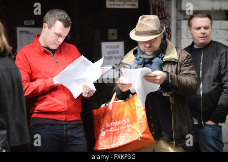 Soho, London, UK. 16. April 2016. Der jährliche Tag der Schallplatte, Rekord Sammler Warteschlange für Sonderveröffentlichungen, Cds und Vinyl. Stockfoto