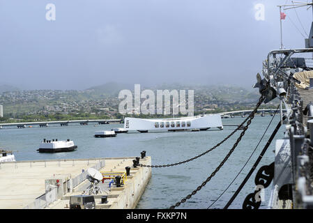 Honolulu, Hawaii, USA. 23. Februar 2013. USS Arizona Memorial vom Deck des Schlachtschiffes USS Missouri in Pearl Harbor, Hawaii am Samstag, den 23. Februar, 2013.Credit: Ron Sachs/CNP © Ron Sachs/CNP/ZUMA Draht/Alamy Live News Stockfoto