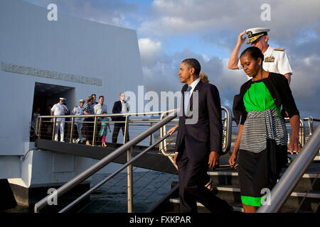 Pearl Harbor, Hawaii, USA. 29. Dezember 2011. Verlassen Sie US-Präsident Barack Obama und First Lady Michelle Obama, mit Admiral Robert Willard, Commander, US Pacific Command, die USS Arizona Memorial in Pearl Harbor, Hawaii, 29. Dezember 2011. Obligatorische Credit: Pete Souza - weißen Haus über CNP © Pete Souza/CNP/ZUMA Draht/Alamy Live-Nachrichten Stockfoto