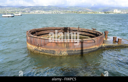 Honolulu, Hawaii, USA. 23. Februar 2013. Basis der Pistole Revolver Nr. 3 der Untergetauchten Schlachtschiff USS Arizona in Pearl Harbor, Hawaii auf Samstag, 23. Februar 2013 ausgesetzt. Der Beton, der Landung auf der rechten Seite wurde nach dem Untergang des Schiffes gebaut. Bildnachweis: Ron Sachs/CNP © Ron Sachs/CNP/ZUMA Draht/Alamy Live-Nachrichten Stockfoto