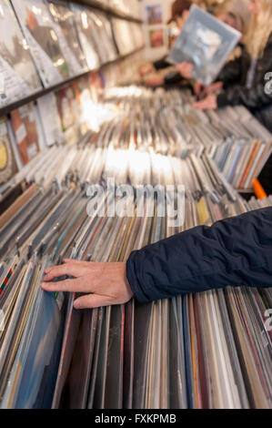 London, UK. 16. April 2016.  Vinyl-Fans besuchen Plattenläden in und um Berwick Street in Soho heute auf Record Store Day, eine weltweite Feier des analogen Musik und Musik aus einem physischen Format gehört zu werden. Bildnachweis: Stephen Chung / Alamy Live News Stockfoto