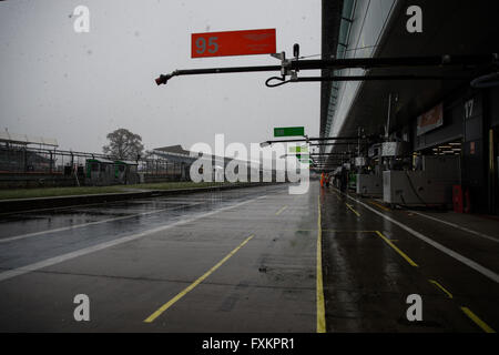 Silverstone im Vereinigten Königreich. 16. April 2016. FIA World Endurance Championship 6 Stunden von Silverstone zu qualifizieren. Eine leere Pitland wird als die letzten Training wegen schlechten Schnee gestoppt. Bildnachweis: Aktion Plus Sport/Alamy Live-Nachrichten Stockfoto