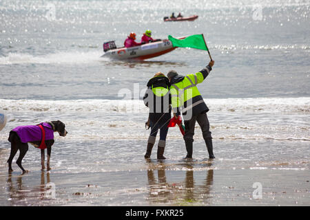 Boscombe, Bournemouth, Dorset, UK 16. April 2016. Aktion kehrt in Boscombe mit den Zapcats und die ersten Runden der RYA Thundercats nationalen Meisterschaften von ThunderCat Racing UK in Boscombe Beach, Dorset, UK Credit: Carolyn Jenkins/Alamy Live News Stockfoto