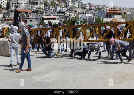 Hebron, Westjordanland, Palästinensische Gebiete. 16. April 2016. Palästinensische Demonstranten schleudern Steinen auf israelische Truppen bei Zusammenstößen im Flüchtlingslager Arroub nördlich von der Westbank-Stadt Hebron Kredit-16. April 2016: Wisam Hashlamoun/APA Bilder/ZUMA Draht/Alamy Live News Stockfoto