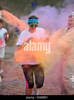 Weymouth, Dorset, UK, 16. April 2016. Läufer nehmen an den Weldmar Hospicecare Farbe laufen 2016 in Weymouth, Dorset Teil. Farbe ausgeführt, auch bekannt als die glücklichsten 5k auf dem Planeten ist ein einzigartiges Rennen wo sind Läufer Farbe auf einander werfen angesichts Erstellen einer Farbe spektakulär. @ David Partridge / Alamy Live News Stockfoto