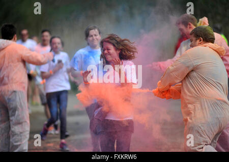 Weymouth, Dorset, UK, 16. April 2016. Läufer nehmen an den Weldmar Hospicecare Farbe laufen 2016 in Weymouth, Dorset Teil. Farbe ausgeführt, auch bekannt als die glücklichsten 5k auf dem Planeten ist ein einzigartiges Rennen wo sind Läufer Farbe auf einander werfen angesichts Erstellen einer Farbe spektakulär. @ David Partridge / Alamy Live News Stockfoto