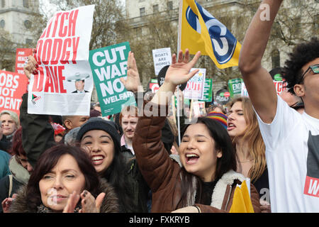 London, UK. 16. April 2016. Massen jubeln am Lautsprecher während eines Marsches gegen Sparpolitik in Trafalgar Square. Bildnachweis: Thabo Jaiyesimi/Alamy Live-Nachrichten Stockfoto