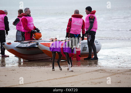 Boscombe, Bournemouth, Dorset, UK 16. April 2016. Aktion kehrt in Boscombe mit den Zapcats und die ersten Runden der RYA Thundercats nationalen Meisterschaften von ThunderCat Racing UK in Boscombe Beach, Dorset, UK Credit: Carolyn Jenkins/Alamy Live News Stockfoto