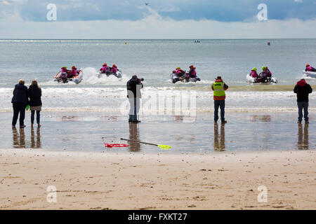 Boscombe, Bournemouth, Dorset, UK 16. April 2016. Aktion kehrt in Boscombe mit den Zapcats und die ersten Runden der RYA Thundercats nationalen Meisterschaften von ThunderCat Racing UK in Boscombe Beach, Dorset, UK Credit: Carolyn Jenkins/Alamy Live News Stockfoto