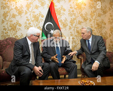 HANDOUT - deutsche Bundesministerin für auswärtige Angelegenheiten Frank-Walter Steinmeier (SPD, L) und der französische Minister für auswärtige Angelegenheiten Jean-Marc Ayrault (T) treffen ihre libyschen Amtskollegen Mohamed Taha Siala auf dem Flughafen von Tripolis in Tripolis, Libyen, 16. April 2016. Foto: THOMAS Köhler/dpa Stockfoto