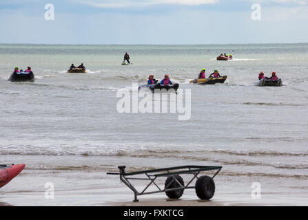 Boscombe, Bournemouth, Dorset, UK 16. April 2016. Aktion kehrt in Boscombe mit den ersten Runden der RYA Thundercats nationalen Meisterschaften von ThunderCat Racing UK in Boscombe Beach, Dorset, UK Credit: Carolyn Jenkins/Alamy Live News Stockfoto