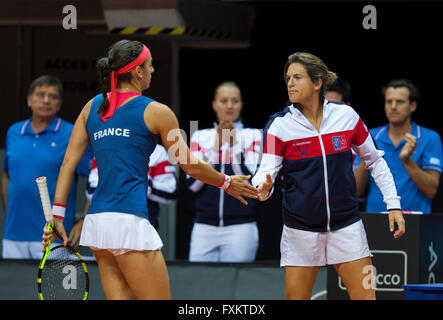 Arena-Loire, TrŽlazŽ, Frankreich, 16. April 2016, Halbfinale FedCup, Frankreich-Niederlande, erstes Länderspiel: Caroline Garcia und Kapitän Amelie Mauresmo Foto: Henk Koster/Tennisimages Credit: Henk Koster/Alamy Live News Stockfoto