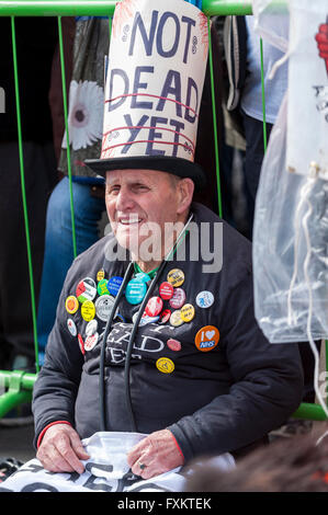 London, UK.  16. April 2016.  Demonstranten März am Trafalgar Square während des Marsches für Gesundheit, Immobilien, Jobs und Bildung, organisiert von der Volksversammlung.  Tausende hörten Lautsprecher und Gewerkschafter, die gegen Sparpolitik, sprach die NHS und ein Ende von Tory Regel sparen.  Bildnachweis: Stephen Chung / Alamy Live News Stockfoto