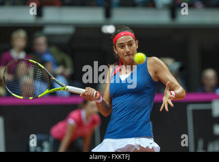 Arena-Loire, TrŽlazŽ, Frankreich, 16. April 2016, Halbfinale FedCup, Frankreich-Niederlande, erstes Länderspiel: Kiki Bertens Vs Caroline Garcia, Kiki Bertens (NED), Bild: Caroline Garcia in der Verteidigung Foto: Henk Koster/Tennisimages Credit: Henk Koster/Alamy Live News Stockfoto