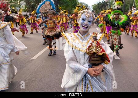 Philippinen. 16. April 2016. Eine Festival Königin hält eine Statue von Santo Nino (das Jesuskind) beim Tanzen am Roxas Boulevard. Gruppen aus verschiedenen Provinzen tanzte am Roxas Boulevard in Manila, als sie das jährliche Aliwan Festival zu feiern. Das Festival zeigt die verschiedenen Fiestas in verschiedenen Teilen des Landes gefeiert. Bildnachweis: J Gerard Seguia/ZUMA Draht/Alamy Live-Nachrichten Stockfoto