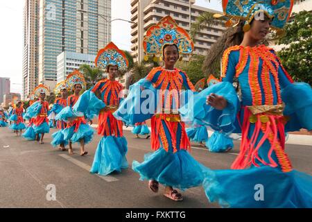 Philippinen. 16. April 2016. Eine Gruppe von Tänzern machen ihren Weg am Roxas Boulevard. Gruppen aus verschiedenen Provinzen tanzte am Roxas Boulevard in Manila, als sie das jährliche Aliwan Festival zu feiern. Das Festival zeigt die verschiedenen Fiestas in verschiedenen Teilen des Landes gefeiert. Bildnachweis: J Gerard Seguia/ZUMA Draht/Alamy Live-Nachrichten Stockfoto