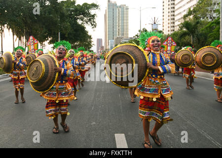 Philippinen. 16. April 2016. Eine Gruppe von Tänzern, die an Hand gewebt Körbe am Roxas Boulevard. Gruppen aus verschiedenen Provinzen tanzte am Roxas Boulevard in Manila, als sie das jährliche Aliwan Festival zu feiern. Das Festival zeigt die verschiedenen Fiestas in verschiedenen Teilen des Landes gefeiert. Bildnachweis: J Gerard Seguia/ZUMA Draht/Alamy Live-Nachrichten Stockfoto