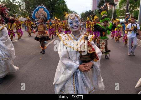 Philippinen. 16. April 2016. Eine Festival Königin hält eine Statue von Santo Nino (das Jesuskind) beim Tanzen am Roxas Boulevard. Gruppen aus verschiedenen Provinzen tanzte am Roxas Boulevard in Manila, als sie das jährliche Aliwan Festival zu feiern. Das Festival zeigt die verschiedenen Fiestas in verschiedenen Teilen des Landes gefeiert. Bildnachweis: J Gerard Seguia/ZUMA Draht/Alamy Live-Nachrichten Stockfoto