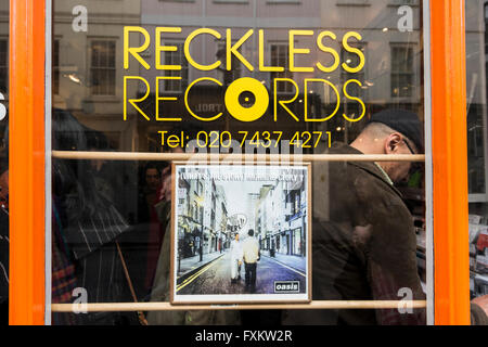 Oasis' Was ist die Story Morning Glory Album Cover im Schaufenster der Reckless Records in Soho, London, UK Stockfoto