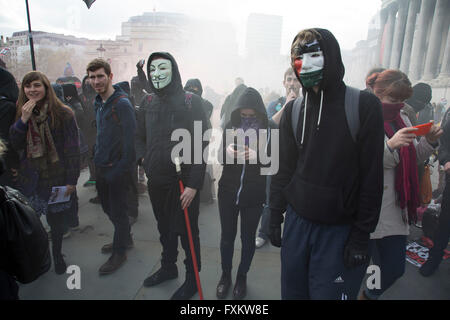 London, UK. 16. April 2016. Anarchisten bei der Völker Versammlung gegen Sparmaßnahmen Demonstration gegen Kürzungen für Gesundheit, Immobilien, Jobs und Ausbildung am Samstag, den 16. April in London, Vereinigtes Königreich. Zehntausende Menschen versammelt, um in einen Marsch durch die Hauptstadt protestieren gegen die konservative Partei Kürzungen zu protestieren. Fast 150 Ratsherren aus über dem Land unterzeichneten einen Brief kritisiert die Regierung wegen Mittelkürzungen und und beitreten werden diejenigen marschieren in London. Bildnachweis: Michael Kemp/Alamy Live-Nachrichten Stockfoto