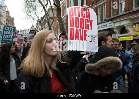 London, UK. 16. April 2016. Völker Versammlung gegen Sparmaßnahmen Demonstration gegen Kürzungen für Gesundheit, Immobilien, Jobs und Ausbildung am Samstag, den 16. April in London, Vereinigtes Königreich. Zehntausende Menschen versammelt, um in einen Marsch durch die Hauptstadt protestieren gegen die konservative Partei Kürzungen zu protestieren. Fast 150 Ratsherren aus über dem Land unterzeichneten einen Brief kritisiert die Regierung wegen Mittelkürzungen und und beitreten werden diejenigen marschieren in London. Bildnachweis: Michael Kemp/Alamy Live-Nachrichten Stockfoto