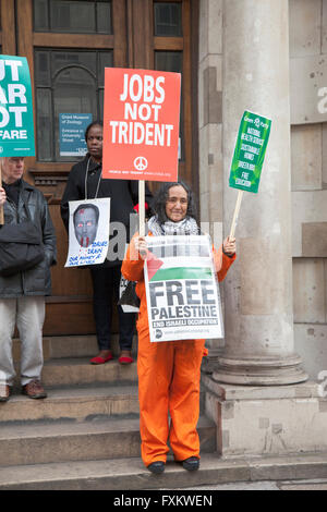 London, UK 16. April 2016 - Cameron muss gehen nationale Demonstration, Menschen sind versammelt, um von Euston Road zum Trafalgar Square für Gesundheit, Hause, März, Jobs und Ausbildung, gegen Sparmaßnahmen, die Tory-Regierung und David Cameron Credit: Nathaniel Noir/Alamy Live News Stockfoto