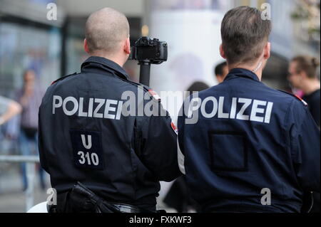 Wien, Österreich. 16. April 2016. Massive Polizeipräsenz bei einer Anti-Pegida-Protest in Wien. Mehrere linke Organisationen protestieren gegen die Pegida-Rallye.  Bildnachweis: Franz Perc/Alamy Live-Nachrichten Stockfoto