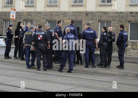 Wien, Österreich. 16. April 2016. Massive Polizeipräsenz bei einer Anti-Pegida-Protest in Wien. Mehrere linke Organisationen protestieren gegen die Pegida-Rallye.  Bildnachweis: Franz Perc/Alamy Live-Nachrichten Stockfoto