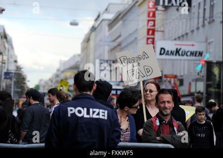 Wien, Österreich. 16. April 2016. Massive Polizeipräsenz bei einer Anti-Pegida-Protest in Wien. Mehrere linke Organisationen protestieren gegen die Pegida-Rallye.  Bildnachweis: Franz Perc/Alamy Live-Nachrichten Stockfoto