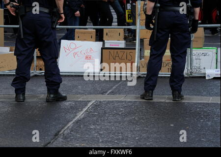 Wien, Österreich. 16. April 2016. Massive Polizeipräsenz bei einer Anti-Pegida-Protest in Wien. Mehrere linke Organisationen protestieren gegen die Pegida-Rallye.  Bildnachweis: Franz Perc/Alamy Live-Nachrichten Stockfoto