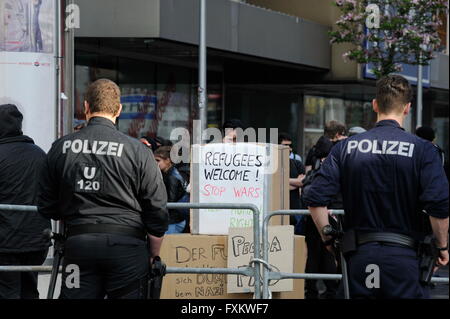 Wien, Österreich. 16. April 2016. Massive Polizeipräsenz bei einer Anti-Pegida-Protest in Wien. Mehrere linke Organisationen protestieren gegen die Pegida-Rallye.  Bildnachweis: Franz Perc/Alamy Live-Nachrichten Stockfoto