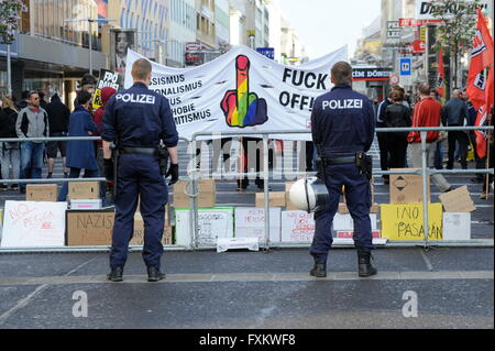 Wien, Österreich. 16. April 2016. Massive Polizeipräsenz bei einer Anti-Pegida-Protest in Wien. Mehrere linke Organisationen protestieren gegen die Pegida-Rallye.  Bildnachweis: Franz Perc/Alamy Live-Nachrichten Stockfoto