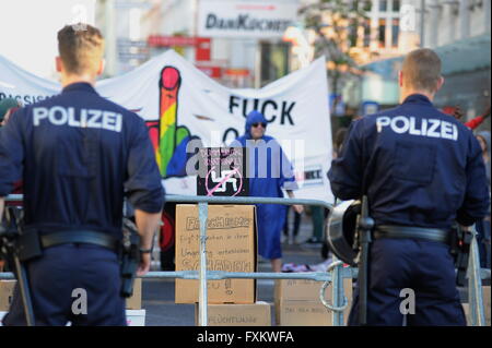 Wien, Österreich. 16. April 2016. Massive Polizeipräsenz bei einer Anti-Pegida-Protest in Wien. Mehrere linke Organisationen protestieren gegen die Pegida-Rallye.  Bildnachweis: Franz Perc/Alamy Live-Nachrichten Stockfoto