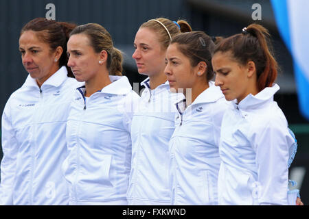 Kiew, Ukraine. 16. April 2016. Argentinischen Nationalmannschaft hören Nationalhymne vor BNP Paribas FedCup Welt Gruppe II Play-off Spiel Ukraine Vs Argentinien bei Campa Bucha Tennisclub in Kiew, Ukraine. Bildnachweis: Oleksandr Prykhodko/Alamy Live-Nachrichten Stockfoto