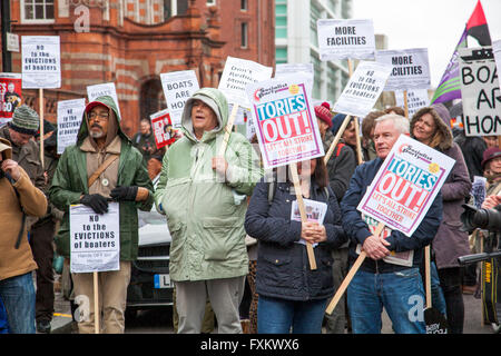London, UK 16. April 2016 - Cameron muss gehen nationale Demonstration, Menschen sind versammelt, um von Euston Road zum Trafalgar Square für Gesundheit, Hause, März, Jobs und Ausbildung, gegen Sparmaßnahmen, die Tory-Regierung und David Cameron Credit: Nathaniel Noir/Alamy Live News Stockfoto