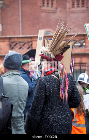 London, UK 16. April 2016 - Cameron muss gehen nationale Demonstration, Menschen sind versammelt, um von Euston Road zum Trafalgar Square für Gesundheit, Hause, März, Jobs und Ausbildung, gegen Sparmaßnahmen, die Tory-Regierung und David Cameron Credit: Nathaniel Noir/Alamy Live News Stockfoto