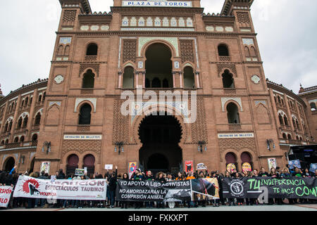 Madrid, Spanien. 16. April 2016. Hunderte haben Stierkampfarena Las Ventas Protest gegen tierische Folter und Stierkampf in Madrid marschierte. Bildnachweis: Marcos del Mazo/Pacific Press/Alamy Live-Nachrichten Stockfoto