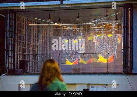 Bournemouth, Dorset, UK. 16. April 2016. Bringen Licht für psychische Gesundheit-Show – interaktive 3D Lichtprojektion Show mit sound Fusionen leuchtet die untere Gärten in Bournemouth. Inspiriert durch die Aktivität des Gehirns und neuronalen Muster von verschiedenen psychischen Störungen die Show mit psychischen Problemen sensibilisieren soll; Es wurde entworfen und erstellt von einer Gruppe von Studenten aus Kunst Universität Bournemouth Credit: Carolyn Jenkins/Alamy Live News Stockfoto